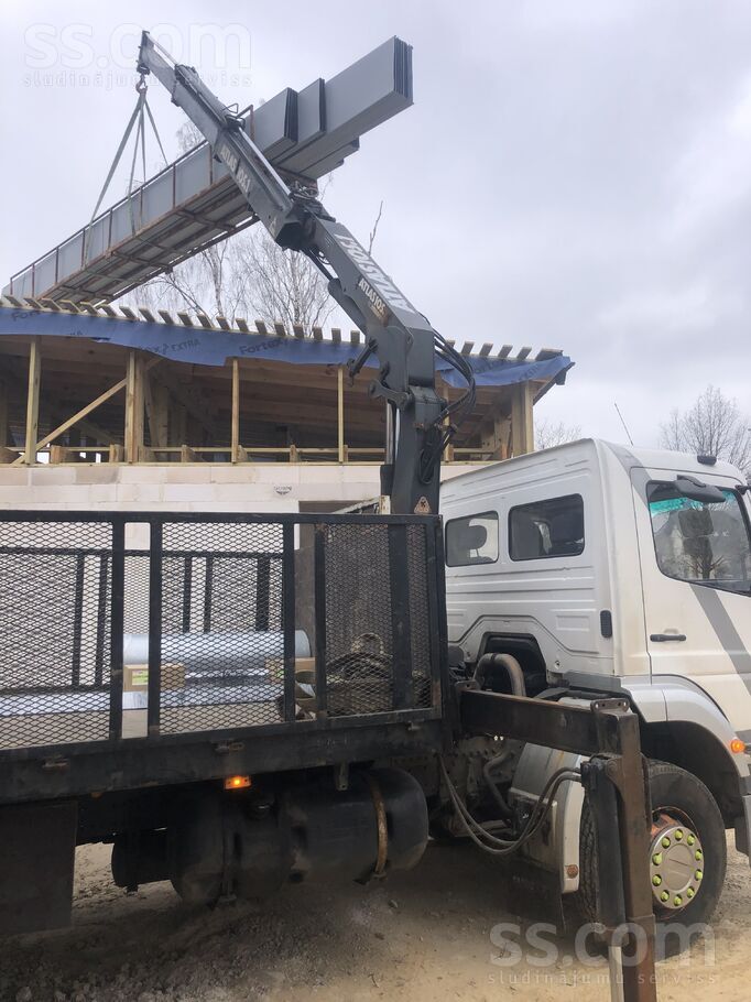 Manipulators. Transporta pakalpojumi ar celtni - manipulatoru. Strēles garums 8m, krāna celtspēja 2, 5 t. Kravas kaste (6, 8 ...
