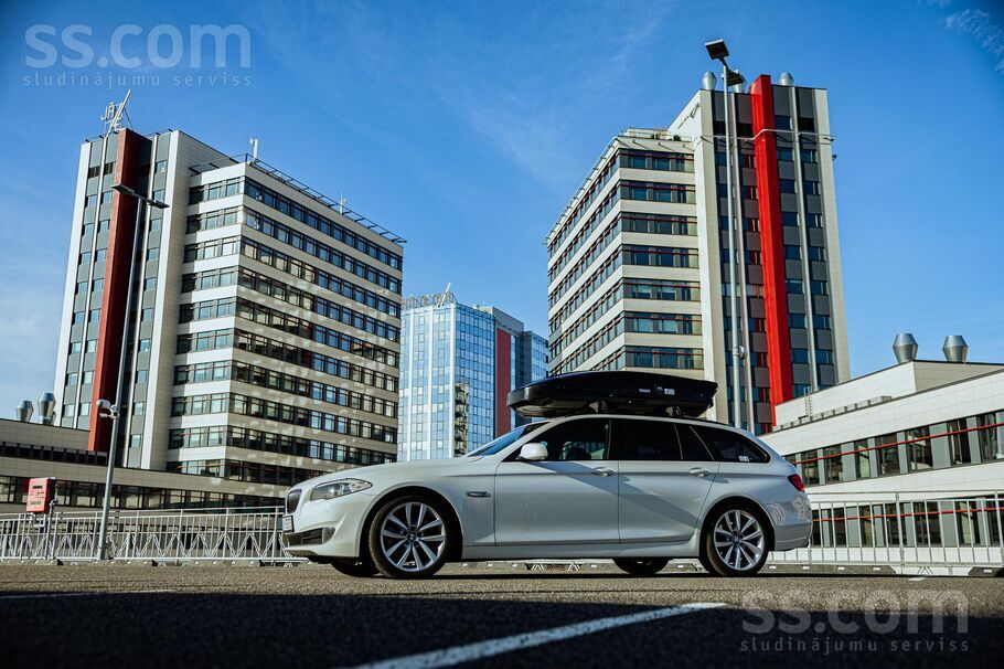 Pārdod BMW 530, 3.0d, universālis. Ļoti labā tehniskā stāvoklī. Komplektā nenāk jumta kaste ar reliņiem. Toties komplektā būs ...