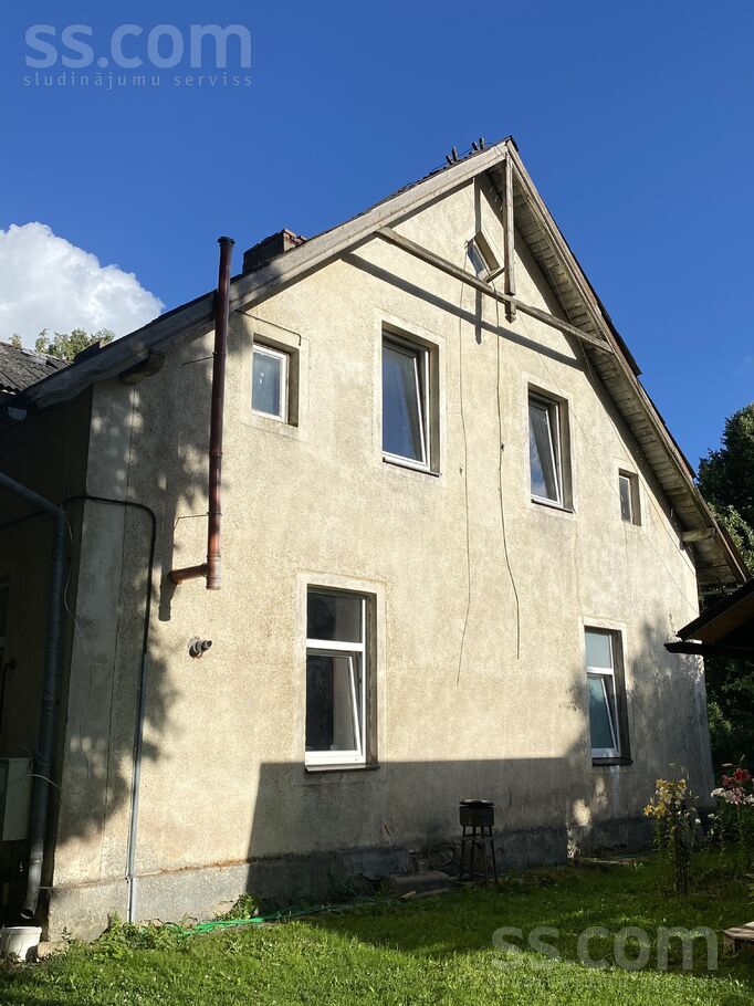 Tiek pārdots 3 istabu dzīvoklis lauku mājā Aizkraukles pagastā. Dzīvoklī ir gāzes apkure, pie mājas liels pagalms ar zemi. Re ...