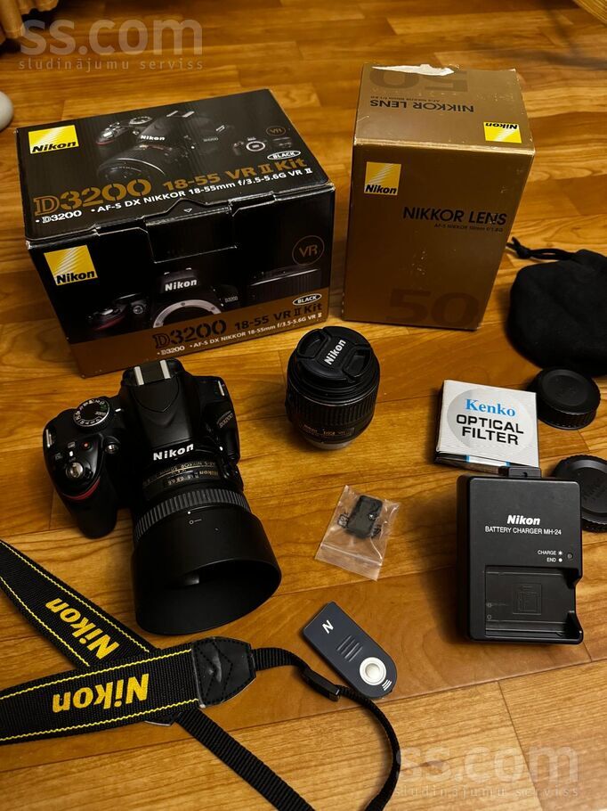 Продаю фотоаппарат Nikon D3200 + объектив Nikkor Lens Af-S Nikkor 50mm f/1.8 G и пульт для дистанционной съемки в хорошем со ...