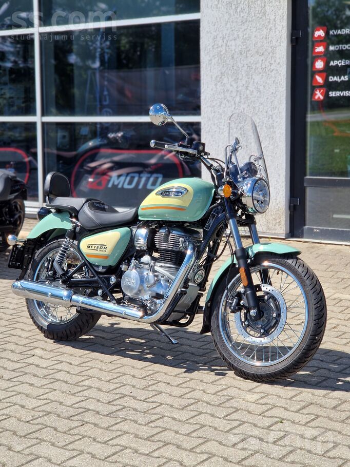 Royal Enfield Meteor 350 pārstāv kruīza garu ar klasiskām kontūrām un mūžīgām dizaina iezīmēm kas vienlīdz viegli gatavs gan ...
