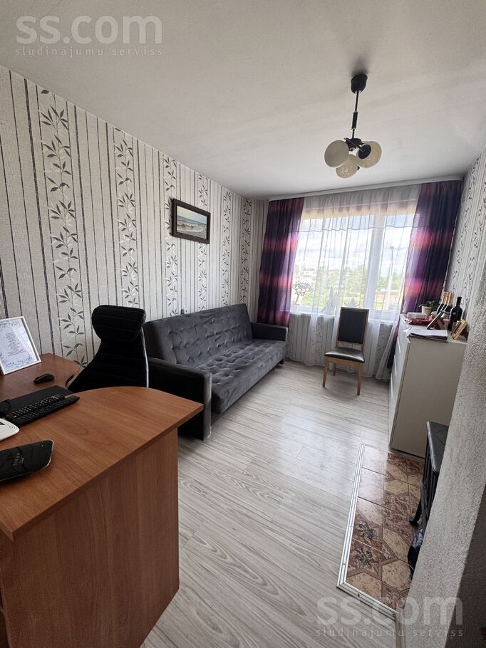 Pārdod 2-istabu dzīvokli Dagdā, 32.5 m². Pilnībā mēbelēts dzīvoklis 2. stāvā, ar malkas apkuri (Jøtul krāsniņa). Zemi k ...
