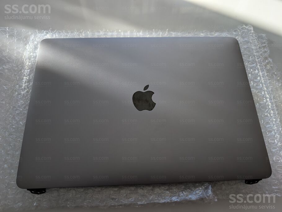 Pārdodu bojātu displeju ar vāku no Apple Macbook Pro M1 2020, 13", A2338, Space grey. ss. com Pārdodas tikai tas, kas ir r ...
