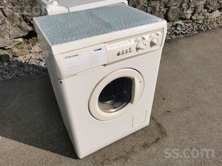 Electrolux EW 1044 S - baka iespējams ir vesela, rezerves daļām. Electrolux EW 1044 S - бак возможно целый, на детали. ...