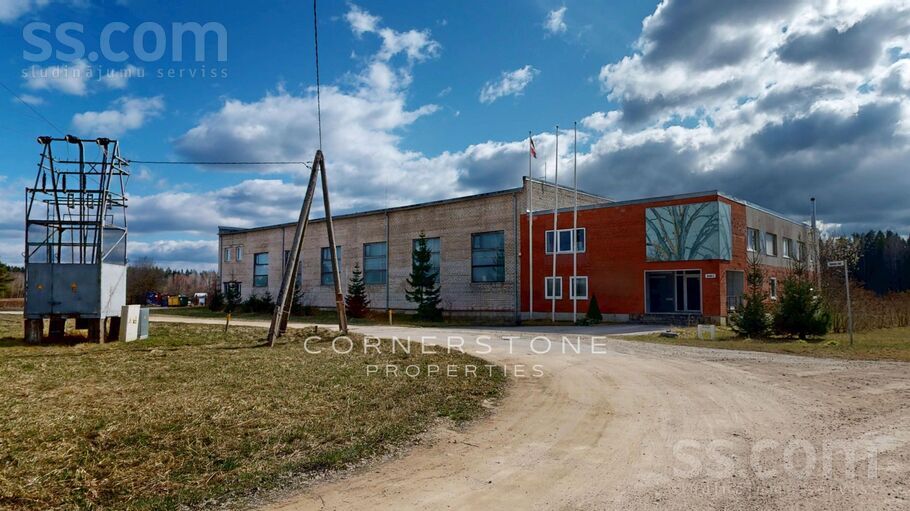 Pārdodam ražošanas/biroju ēku kompleksu Daugmalē Adrese: Daugmale, rūpnieciskās apbūves teritorija Kopējā platība: 1504 m² ...