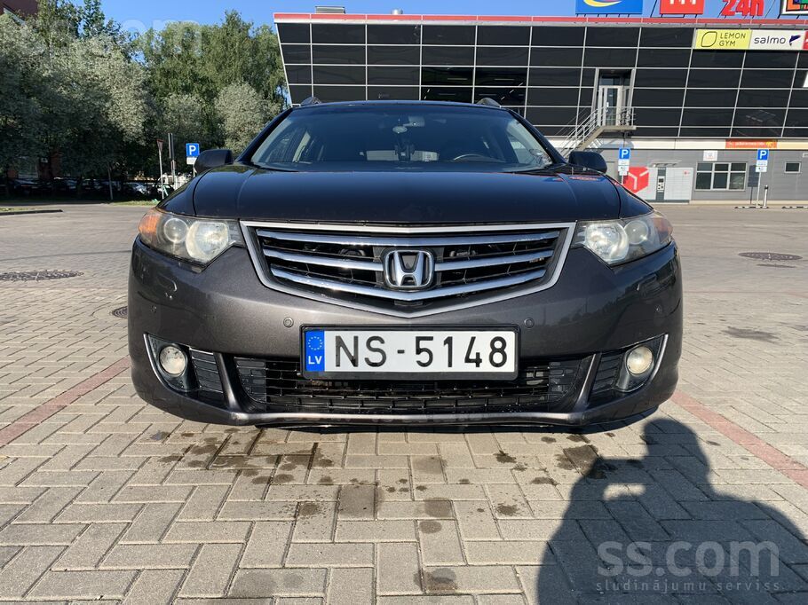 Pārdodas ekonomiska un ērta ģimenes mašīna. Vieglmetāla diski R17 oriģinālie ar labām vasaras riepām. Bagāžnieka elektro at ...