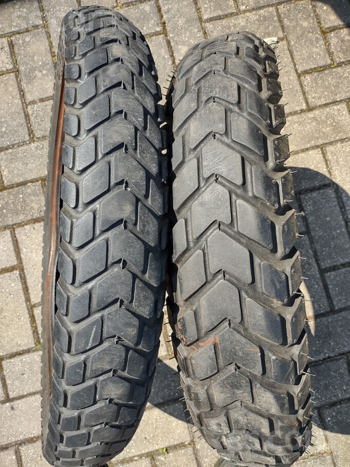 Pārdodu lietotas moto riepas Pirelli Mt60. Izmēri: priekšas 90/90R19, aizmugures 110/90R17. Protektora atlikums: priekšas 2, ...