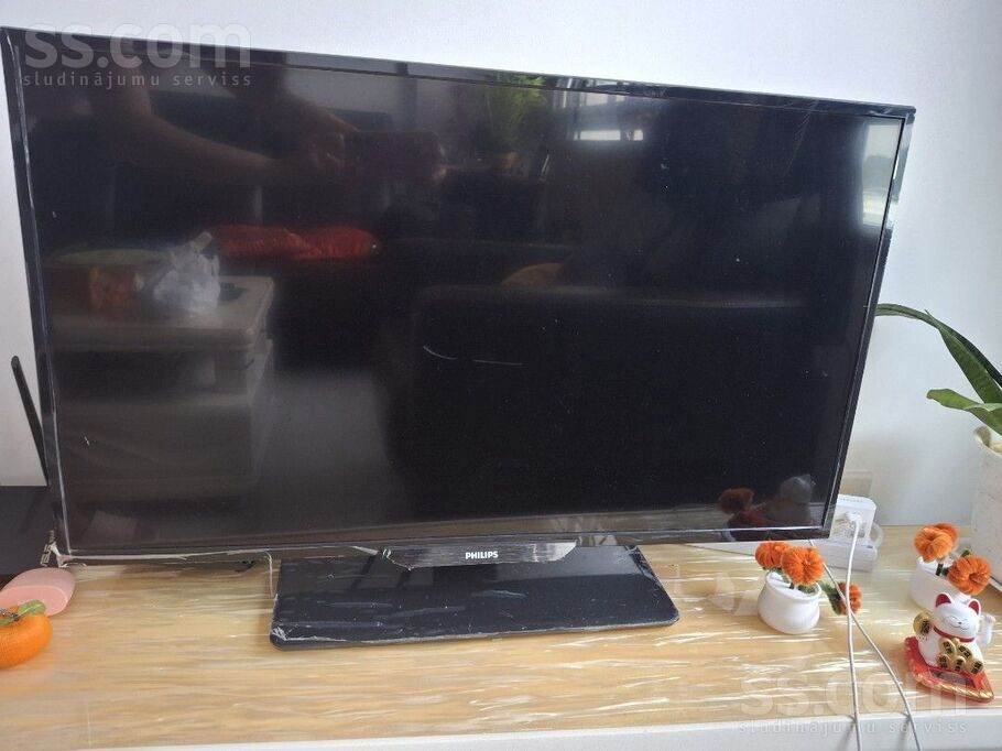 Продаю большой телевизор, показывает отлично, smart tv нет. Возможна помощь с доставкой. ...