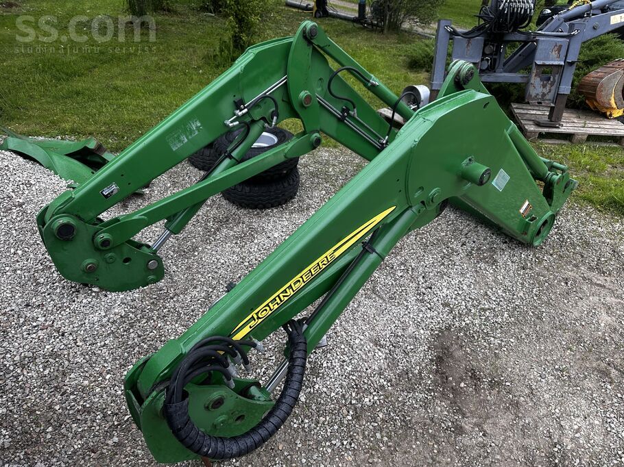 Pārdod John Deere 746 frontālo iekrāvēju, stāvēja uz 7830 modeļa, no Austrijas, mazlietots. Jābūt saderīgam ar 6000/7000 se ...