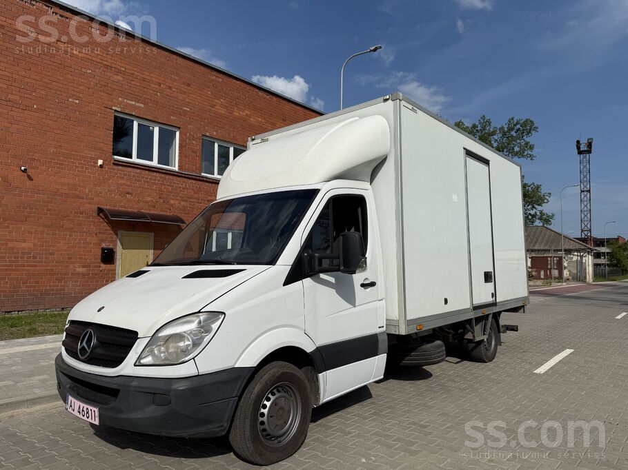 Pilna masa 3500kg, b kategorija, Būdai durvis abās pusēs. Būdas izmēri: garums 4.20m, platums 2.10m, augstums 2.30m, ...