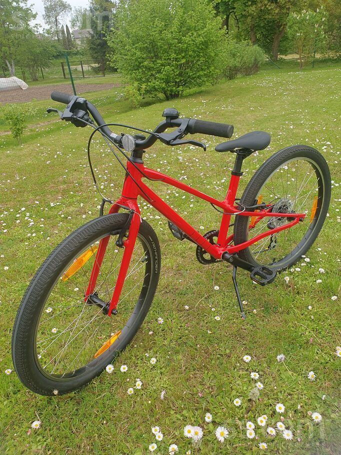 Pārdod maz lietotu Specialized Jett 24 8-speed Flo red bērnu velosidpēdu. Pirkts Zzk veikalā. Bērns braucis tikai pāris reize ...