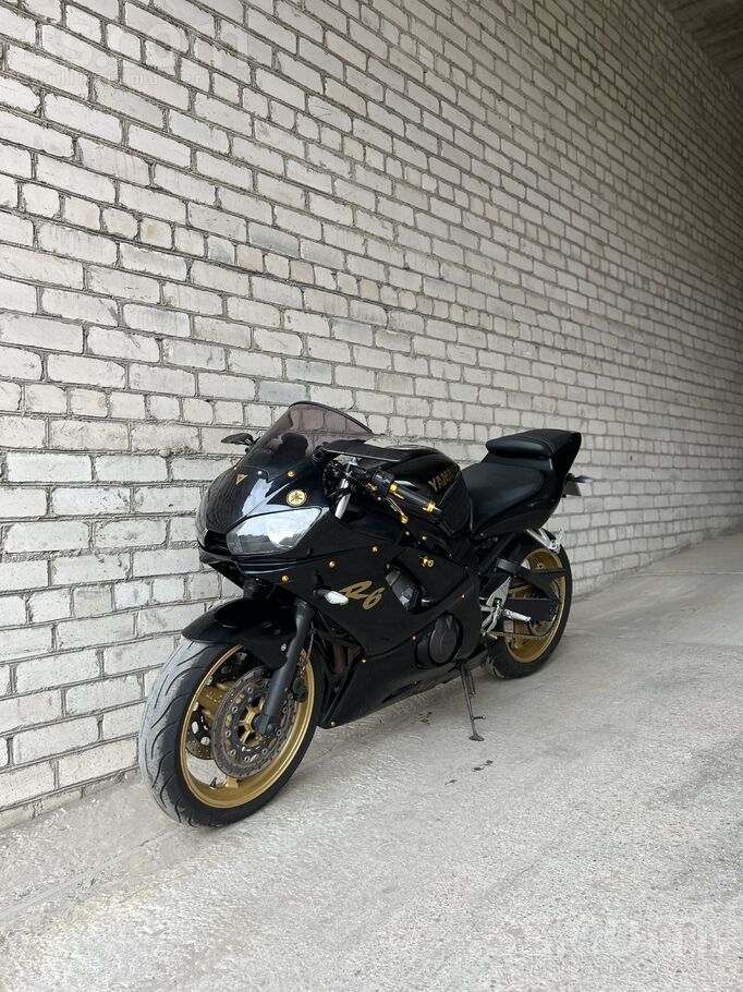 Yamaha R6 2001 gada. Mocis skaistā dizainā. Ar jaunu tehnisko apskati. Tehniski strādā viss kam jāstrādā, vizuāli ir defekti ...