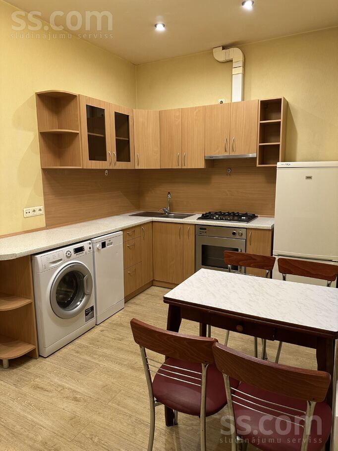 Īpašnieks izīrē ilgtermiņā mājīgu 1-istabas dzīvokli ar kopējo platību 41, 8 m2 pašā pilsētas Centrā. Plaša istaba, priekšn ...