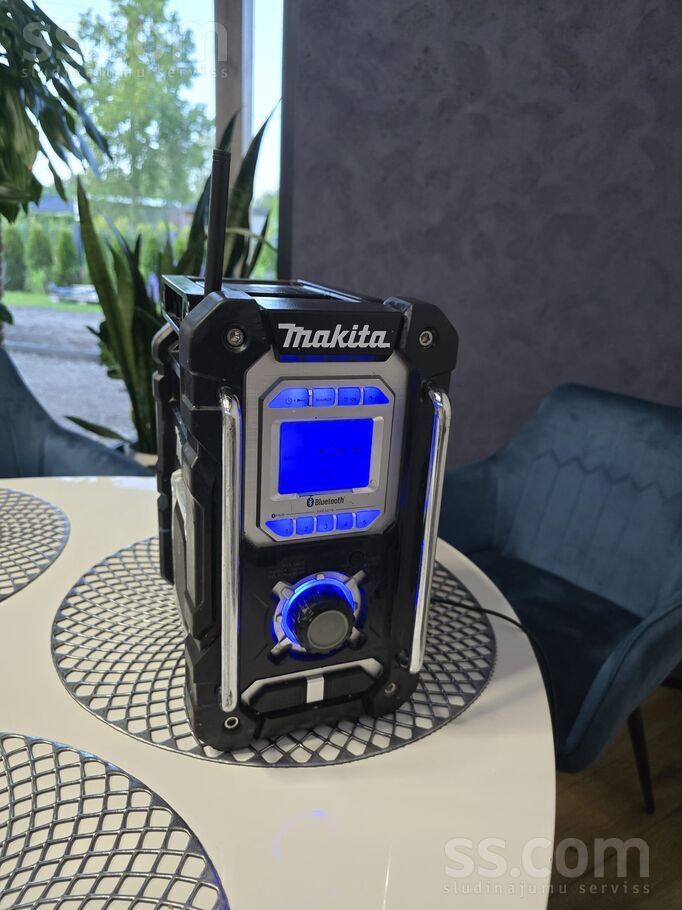Papildini savu celtniecības komplektu ar Makita celtniecības radio/ skaļruni. Klausies radio, kā arī saslēdz caur bluetoo ...