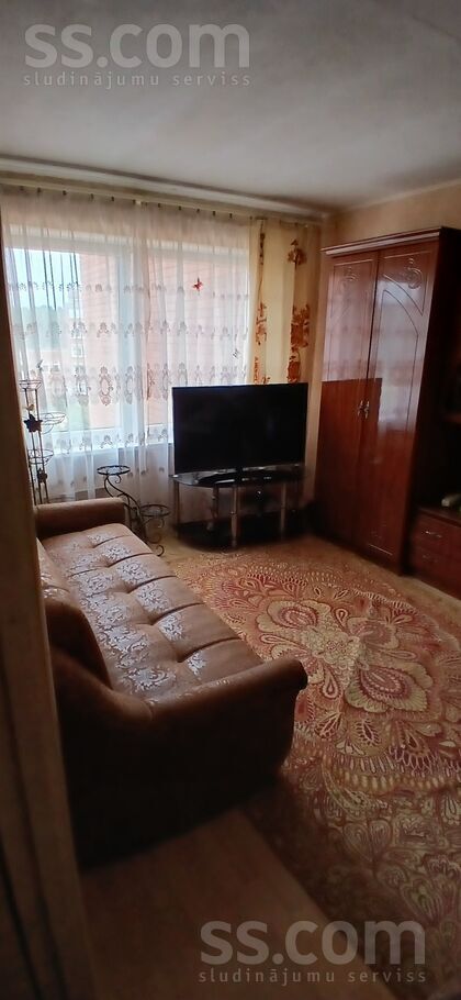 Tiek pārdots silts un saulains vienistabas dzīvoklis 32.5 m2 Ruģeļos, nav stūra. Mājas celtniecība pabeigta 90. gadu sākumā. ...